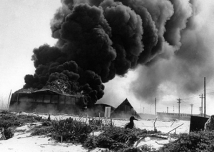 日本軍の空襲で炎上するミッドウェー基地。